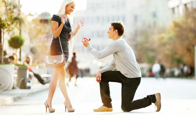 man giving a woman a Jewelry Gift for Valentine’s Day