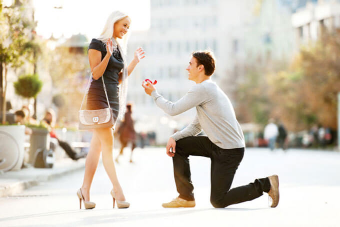 man giving a woman a Jewelry Gift for Valentine’s Day