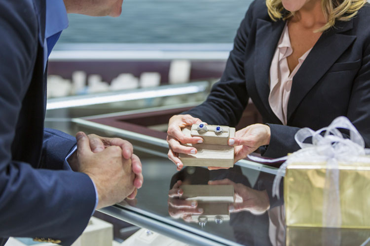 tips for buying jewelry this holiday season